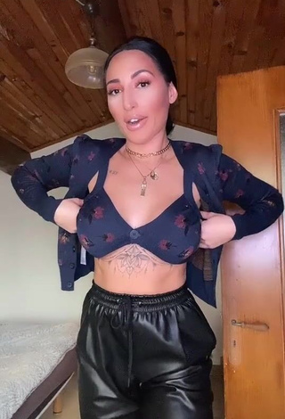 1. Lovely Pocahontasmaria in Crop Top and Bouncing Boobs