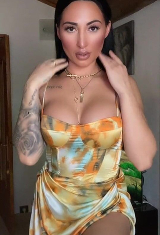 1. Sexy Pocahontasmaria Shows Cleavage in Dress