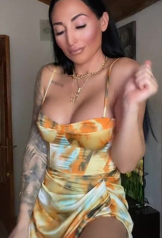 3. Sexy Pocahontasmaria Shows Cleavage in Dress