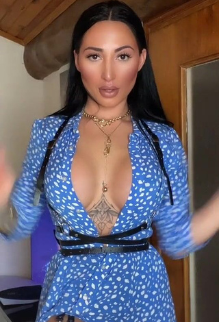 1. Erotic Pocahontasmaria Shows Cleavage in Floral Dress and Bouncing Breasts