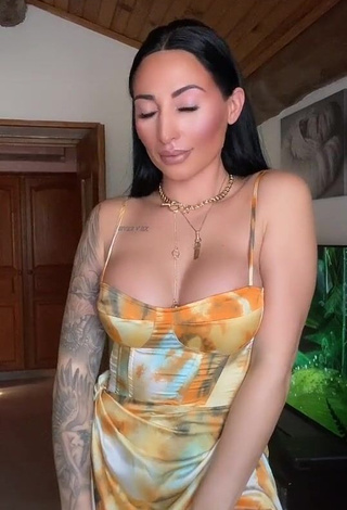 Beautiful Pocahontasmaria Shows Cleavage in Sexy Dress