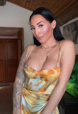 3. Beautiful Pocahontasmaria Shows Cleavage in Sexy Dress