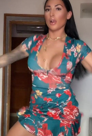 1. Sweet Pocahontasmaria Shows Cleavage in Cute Floral Dress while Twerking