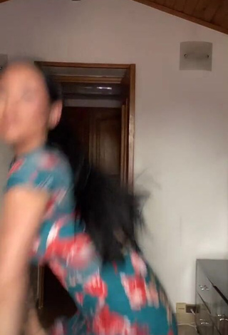 2. Hottie Pocahontasmaria Shows Cleavage in Floral Dress while Twerking