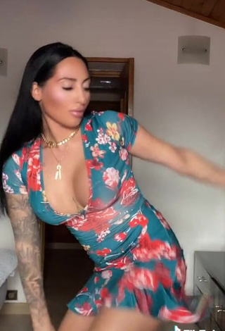 3. Hottie Pocahontasmaria Shows Cleavage in Floral Dress while Twerking