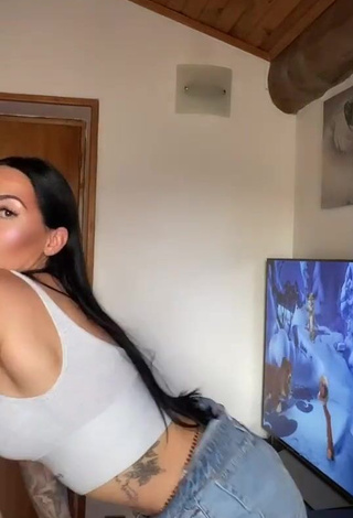 3. Pocahontasmaria Shows Cleavage in Sexy Grey Crop Top while Twerking