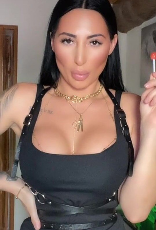 1. Pocahontasmaria is Showing Fine Cleavage and Bouncing Tits