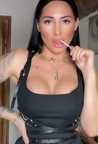 Pocahontasmaria is Showing Fine Cleavage and Bouncing Tits