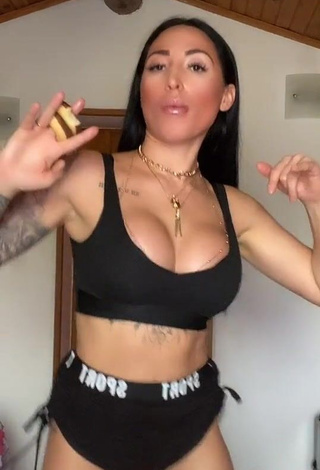 Erotic Pocahontasmaria Shows Cleavage in Black Sport Bra while Twerking