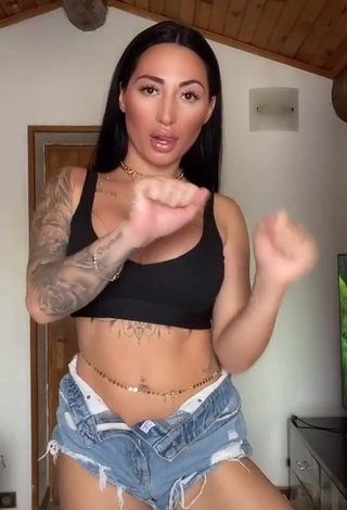 Hot Pocahontasmaria Shows Cleavage in Black Sport Bra and Bouncing Boobs