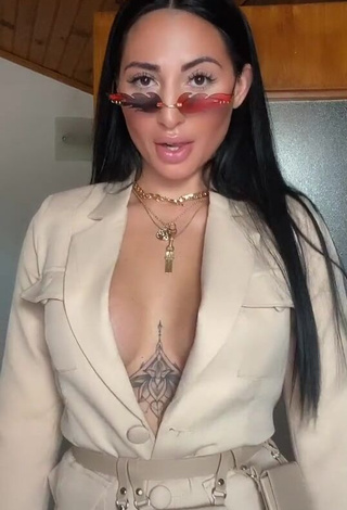 Pocahontasmaria is Showing Alluring Cleavage