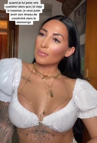 2. Wonderful Pocahontasmaria Shows Cleavage in White Crop Top