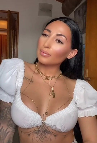 3. Wonderful Pocahontasmaria Shows Cleavage in White Crop Top