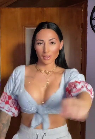 Attractive Pocahontasmaria Shows Cleavage in Grey Crop Top