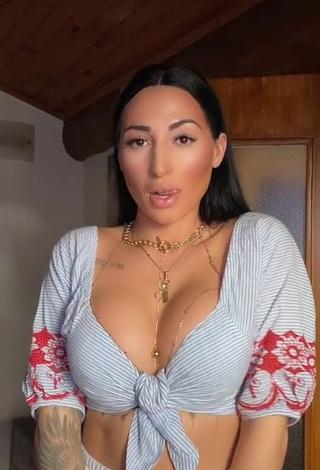 1. Pocahontasmaria Shows Cleavage in Sweet Crop Top