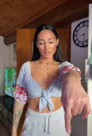 1. Hottie Pocahontasmaria Shows Cleavage in Crop Top