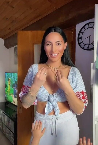 3. Hottie Pocahontasmaria Shows Cleavage in Crop Top