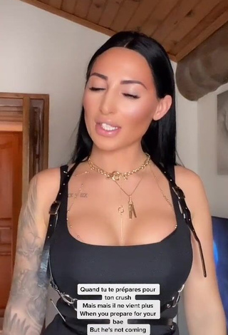 1. Pocahontasmaria Demonstrates Sexy Cleavage