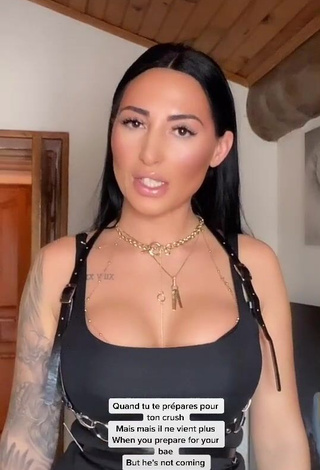 3. Pocahontasmaria Demonstrates Sexy Cleavage