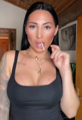 Amazing Pocahontasmaria Shows Cleavage and Bouncing Tits