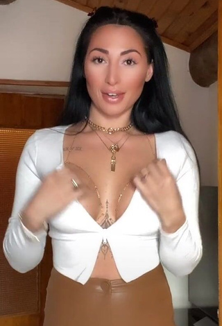 1. Sweet Pocahontasmaria Shows Cleavage in Cute White Crop Top