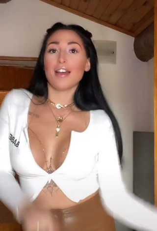 3. Sweet Pocahontasmaria Shows Cleavage in Cute White Crop Top