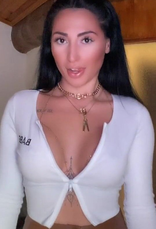 2. Really Cute Pocahontasmaria Shows Cleavage in White Crop Top