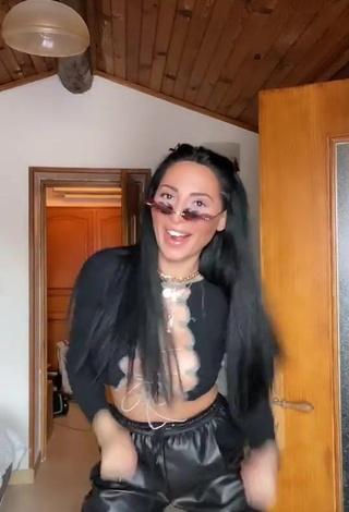 3. Magnificent Pocahontasmaria Shows Cleavage in Black Crop Top