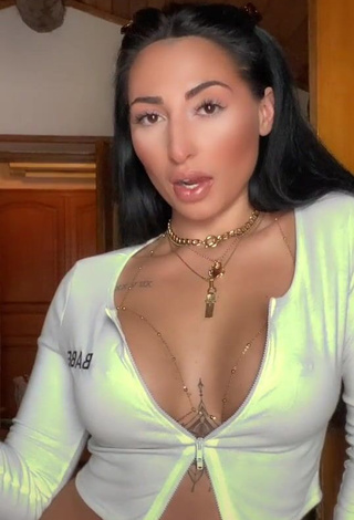 Elegant Pocahontasmaria Shows Cleavage in Crop Top