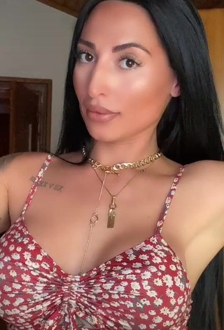 Pocahontasmaria Demonstrates Sweet Cleavage