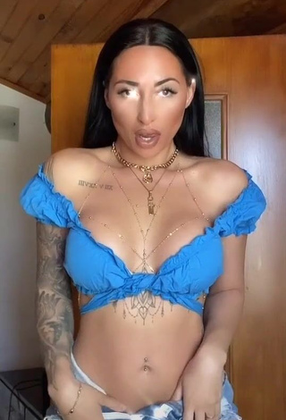 1. Sensual Pocahontasmaria Shows Cleavage in Blue Crop Top