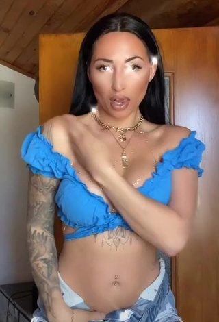 Sensual Pocahontasmaria Shows Cleavage in Blue Crop Top