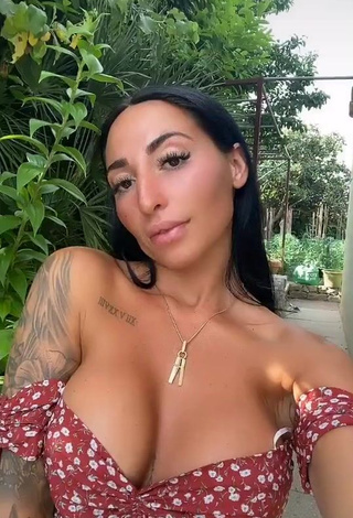 3. Beautiful Pocahontasmaria Shows Cleavage in Sexy Floral Crop Top