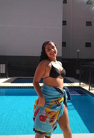 1. Captivating Raquel Toledoh Shows Cleavage in Black Bikini Top at the Pool