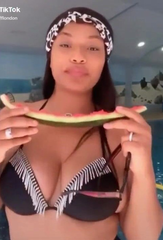 3. Erotic Stefflon Don Shows Cleavage in Black Bikini at the Pool and Bouncing Breasts