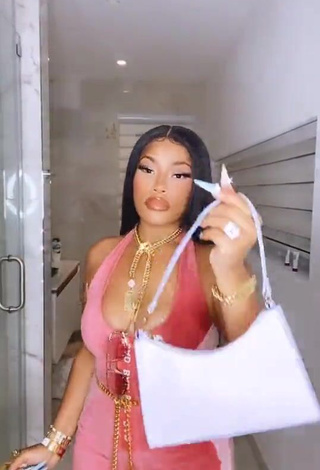 3. Irresistible Stefflon Don Shows Cleavage in Peach Dress