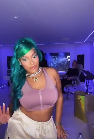 1. Erotic Stefflon Don Shows Cleavage in Crop Top