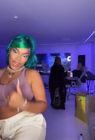 3. Erotic Stefflon Don Shows Cleavage in Crop Top