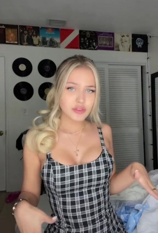 1. Erotic Tommi Rose Shows Cleavage in Checkered Dress