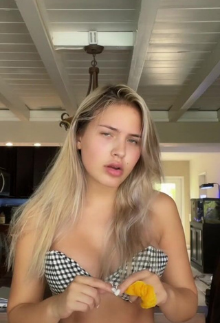 Irresistible Tommi Rose Shows Cleavage in Checkered Crop Top