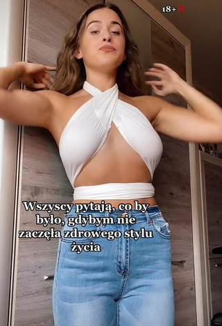 1. Wiktoria Jaroniewska Looks Pretty in White Crop Top