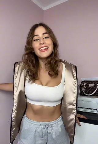 Wiktoria Jaroniewska Shows Cleavage in Sweet White Crop Top and Bouncing Tits