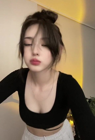 1. Irresistible Yuna1_27 Shows Cleavage in Black Crop Top