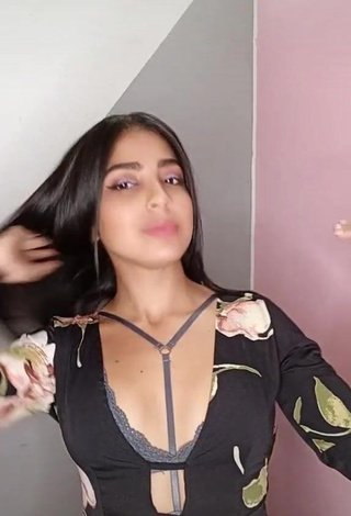 Irresistible Melissa Parra Shows Cleavage