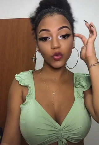 1. Irresistible Ziane Martins Shows Cleavage in Green Crop Top