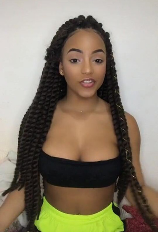 1. Alluring Ziane Martins Shows Cleavage in Erotic Black Crop Top