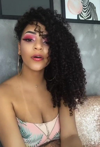 Ziane Martins Shows her Alluring Cleavage