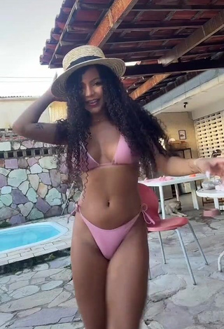 3. Erotic Ziane Martins Shows Butt at the Swimming Pool