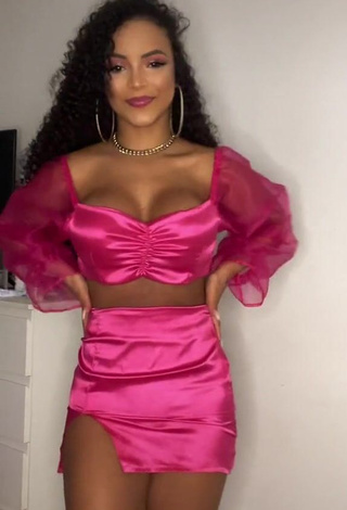 1. Hot Ziane Martins Shows Cleavage in Pink Crop Top