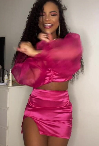 Hot Ziane Martins Shows Cleavage in Pink Crop Top